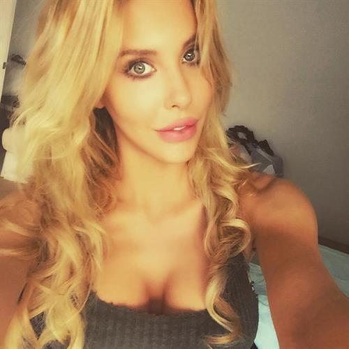 Chloe Rose Lattanzi taking a selfie