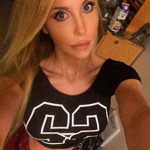 Chloe Rose Lattanzi taking a selfie