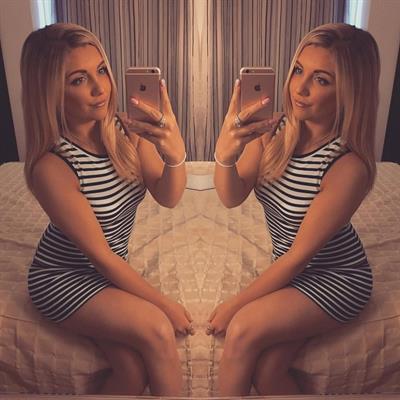 Amber Hill taking a selfie