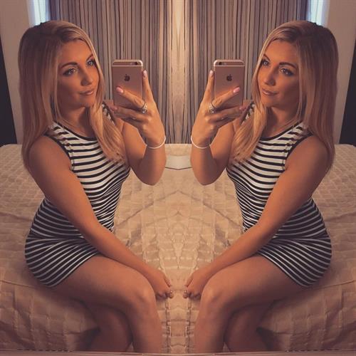 Amber Hill taking a selfie