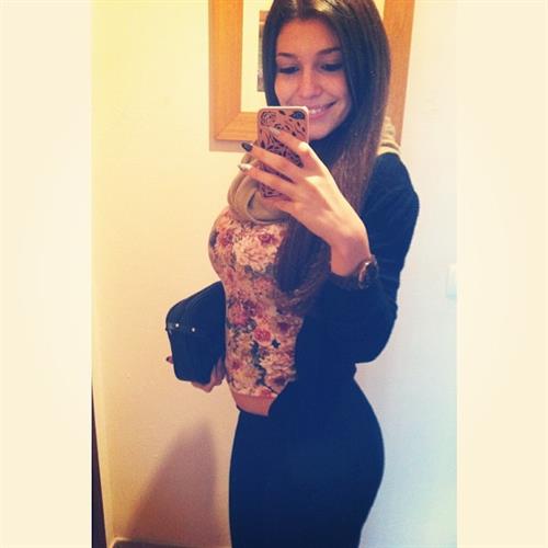 Carolina Neto taking a selfie