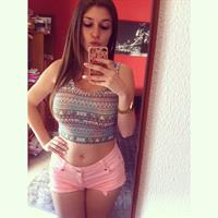 Carolina Neto taking a selfie