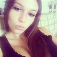 Carolina Neto taking a selfie