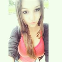 Carolina Neto taking a selfie