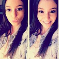 Carolina Neto taking a selfie