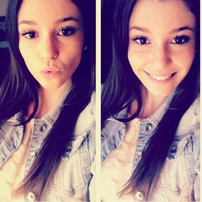 Carolina Neto taking a selfie