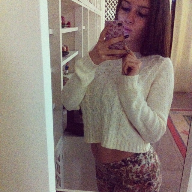 Carolina Neto taking a selfie