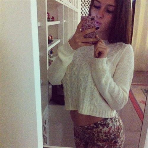 Carolina Neto taking a selfie