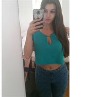 Carolina Neto taking a selfie