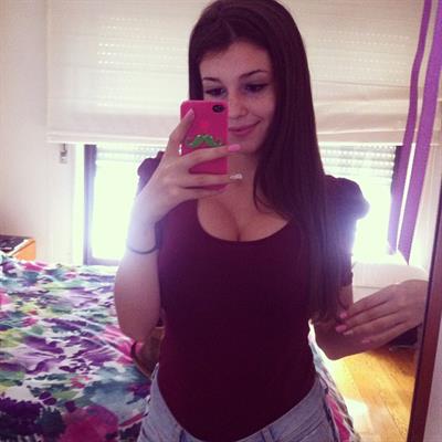 Carolina Neto taking a selfie