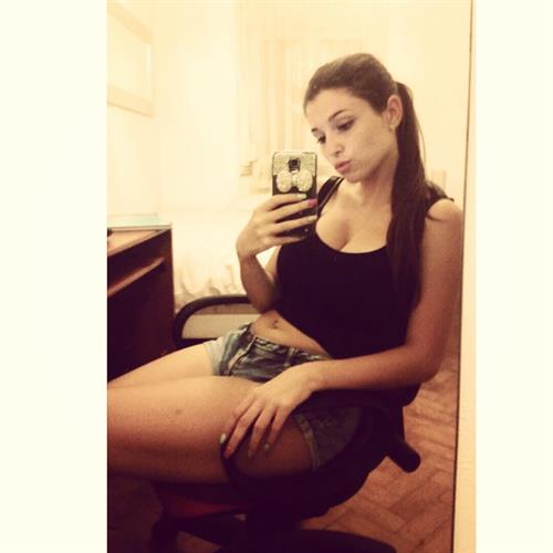 Carolina Neto taking a selfie