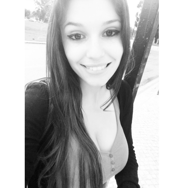 Carolina Neto taking a selfie