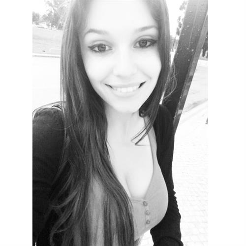 Carolina Neto taking a selfie