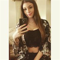 Carolina Neto taking a selfie