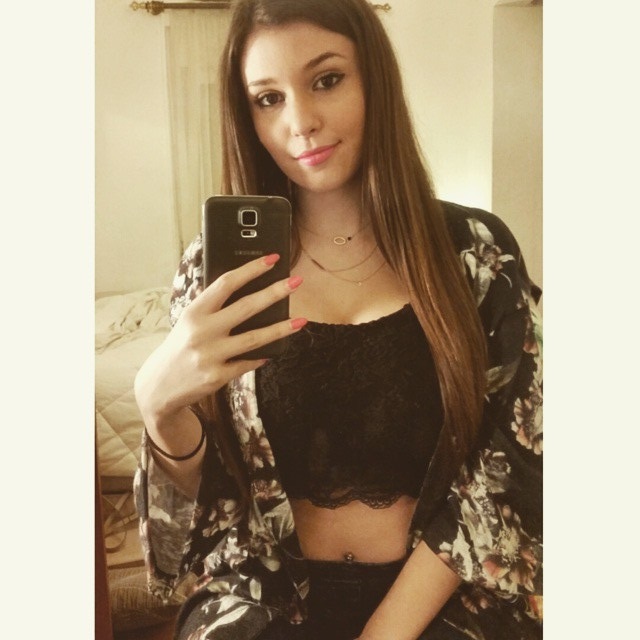 Carolina Neto taking a selfie