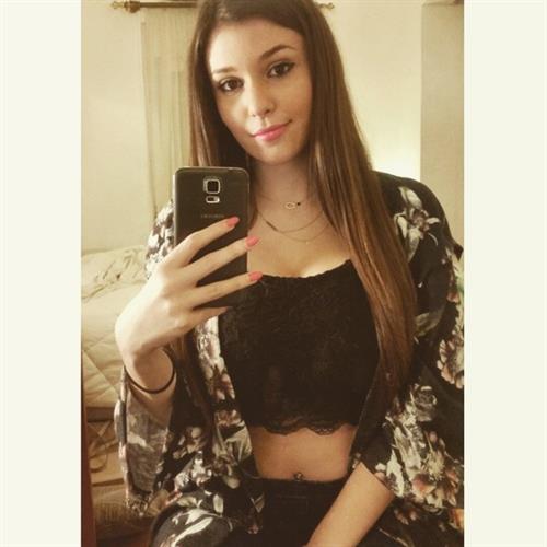 Carolina Neto taking a selfie