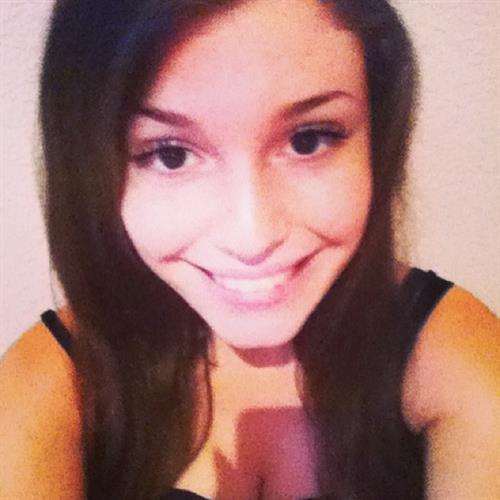 Carolina Neto taking a selfie