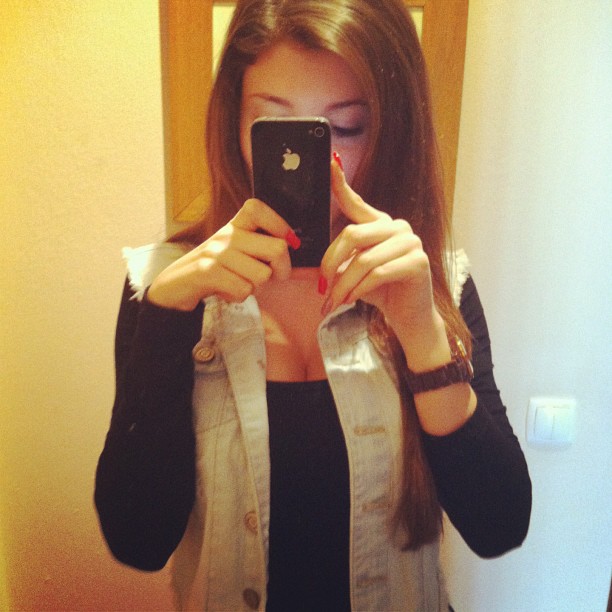 Carolina Neto taking a selfie