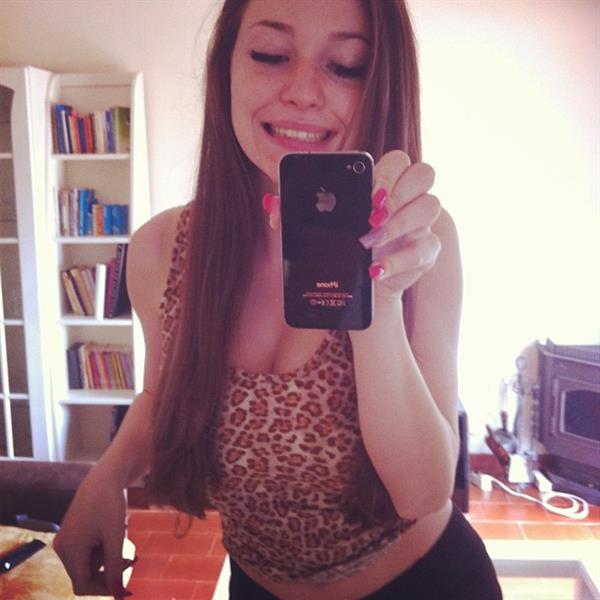 Carolina Neto taking a selfie