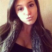 Carolina Neto taking a selfie