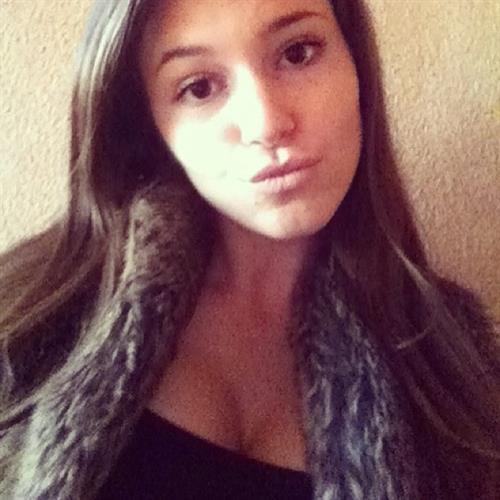 Carolina Neto taking a selfie