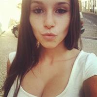 Carolina Neto taking a selfie