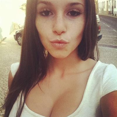 Carolina Neto taking a selfie