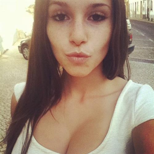 Carolina Neto taking a selfie