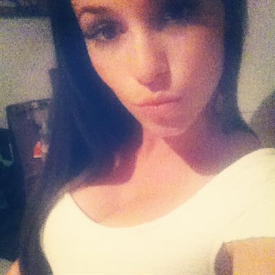 Carolina Neto taking a selfie