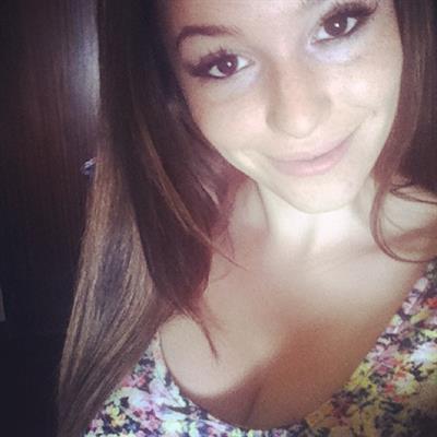 Carolina Neto taking a selfie