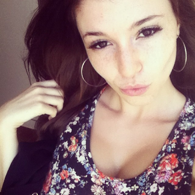 Carolina Neto taking a selfie