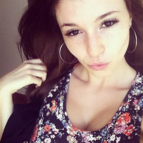 Carolina Neto taking a selfie