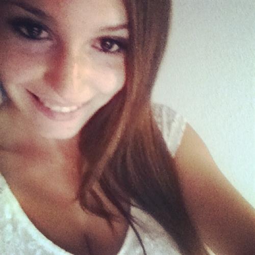 Carolina Neto taking a selfie