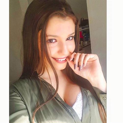 Carolina Neto taking a selfie