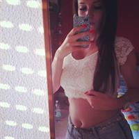 Carolina Neto taking a selfie