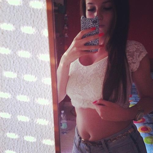 Carolina Neto taking a selfie