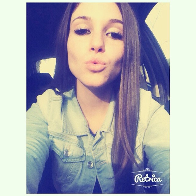 Carolina Neto taking a selfie