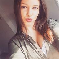 Carolina Neto taking a selfie