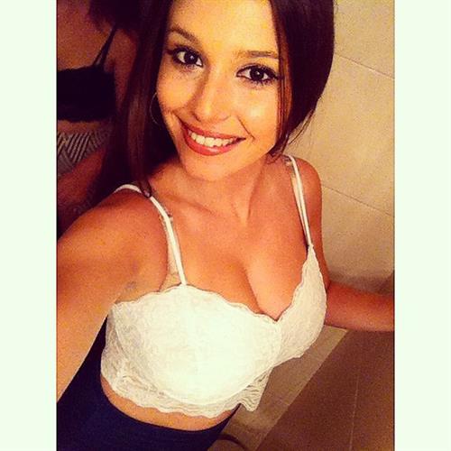 Carolina Neto taking a selfie