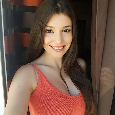 Carolina Neto taking a selfie