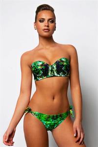 Elisandra Tomacheski in a bikini