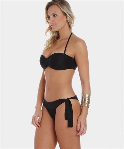 Elisandra Tomacheski in a bikini