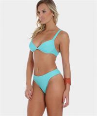 Elisandra Tomacheski in a bikini