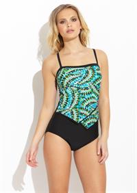 Elisandra Tomacheski in a bikini