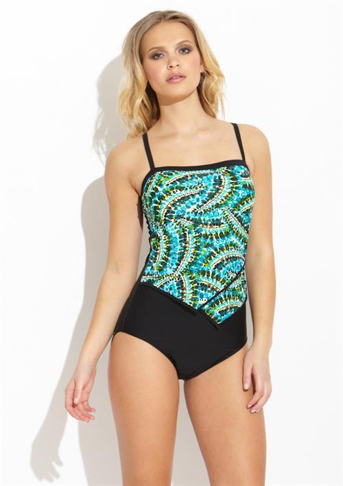 Elisandra Tomacheski in a bikini