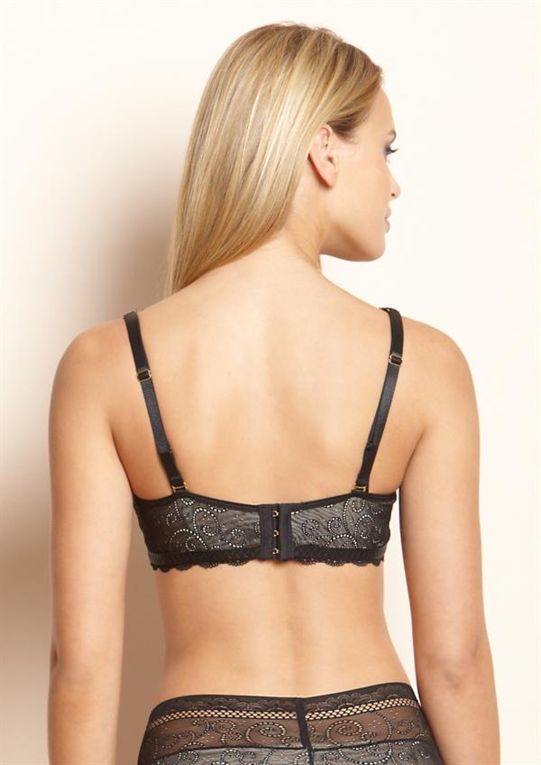 Elisandra Tomacheski in lingerie