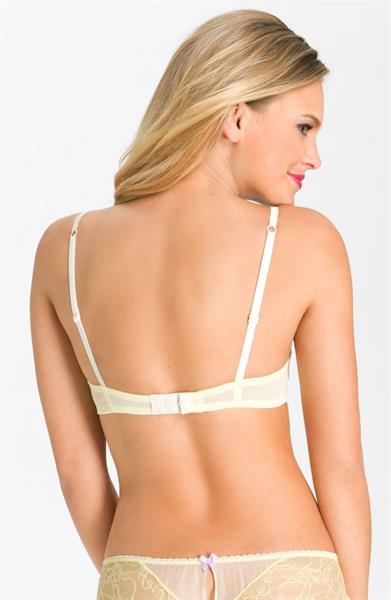 Elisandra Tomacheski in lingerie