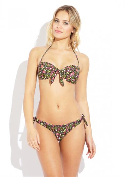 Elisandra Tomacheski in a bikini