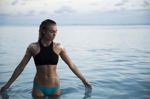 Elyse Knowles in a bikini