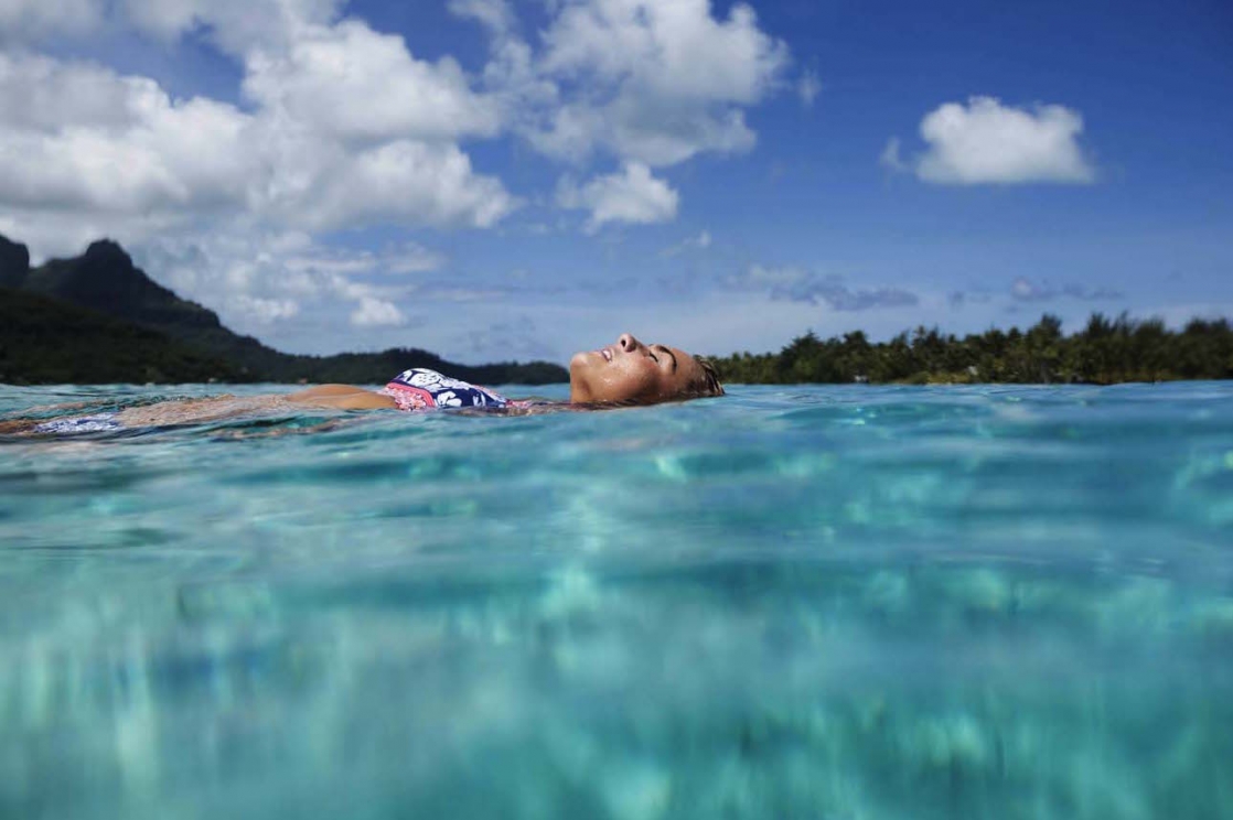 Elyse Knowles in a bikini